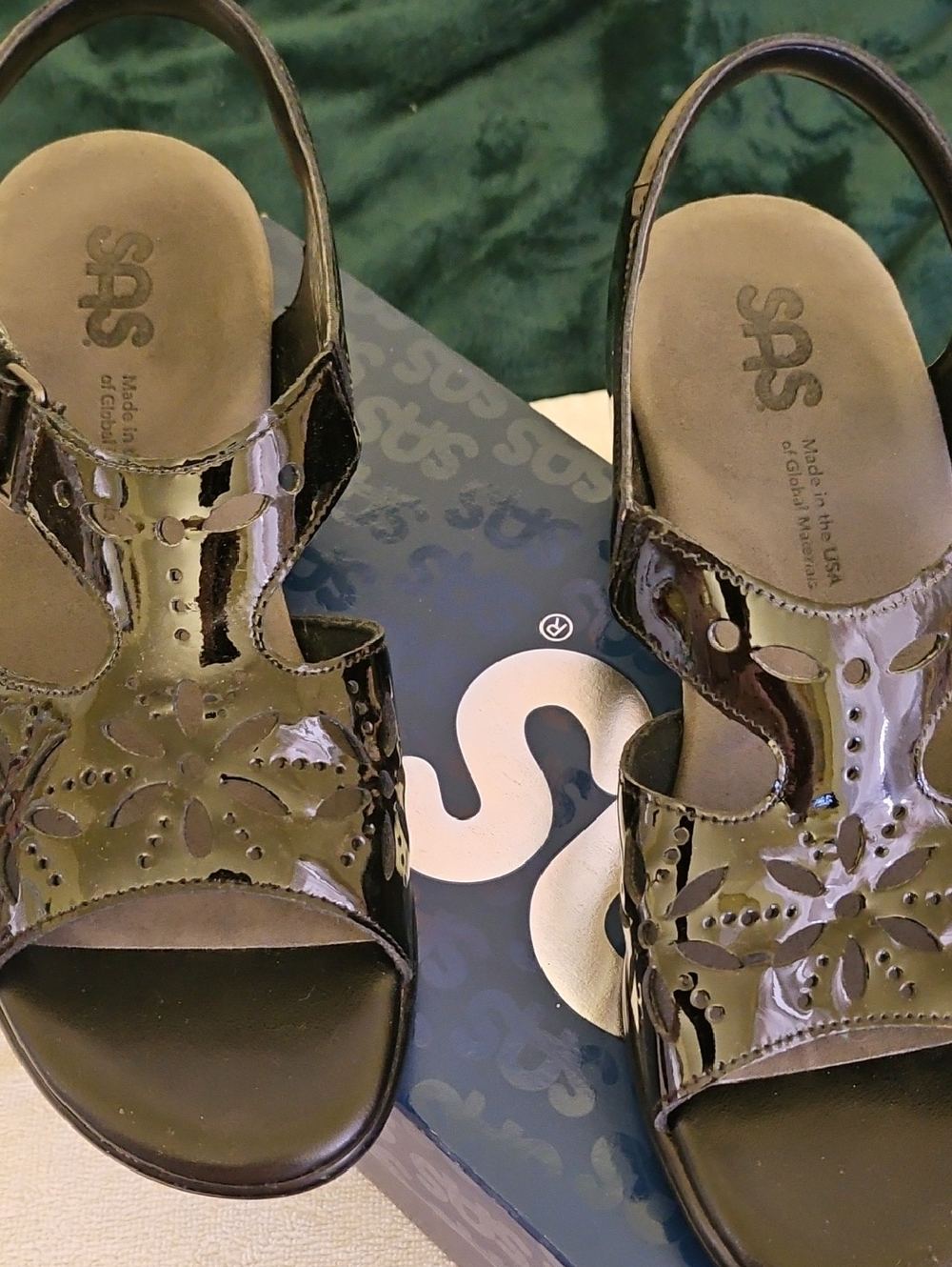 SAS Women’s Olive Patent Leather Cutout Slingback Sandals. Worn A Couple Of Time - Picture 2 of 4